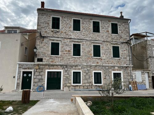 Jedna od Lojinih palača u Krapnu - ujedno jedna od tri škole u Krapnu