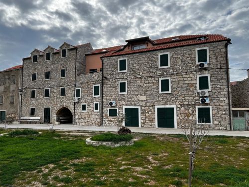 Dvije Lojine palače u Krapnu