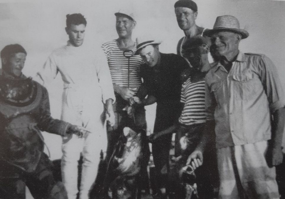 U uvali Velika Stupica na Žirju, Andrija Dozdarević s kirnjom, Ćiro Mandićev u vuni na večer prije Andrijine pogibije.