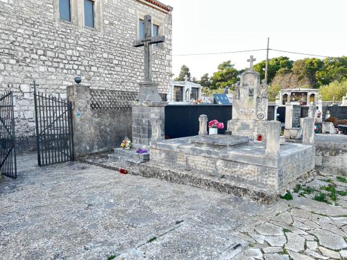 Lojin grob na starom groblju u Krapnu